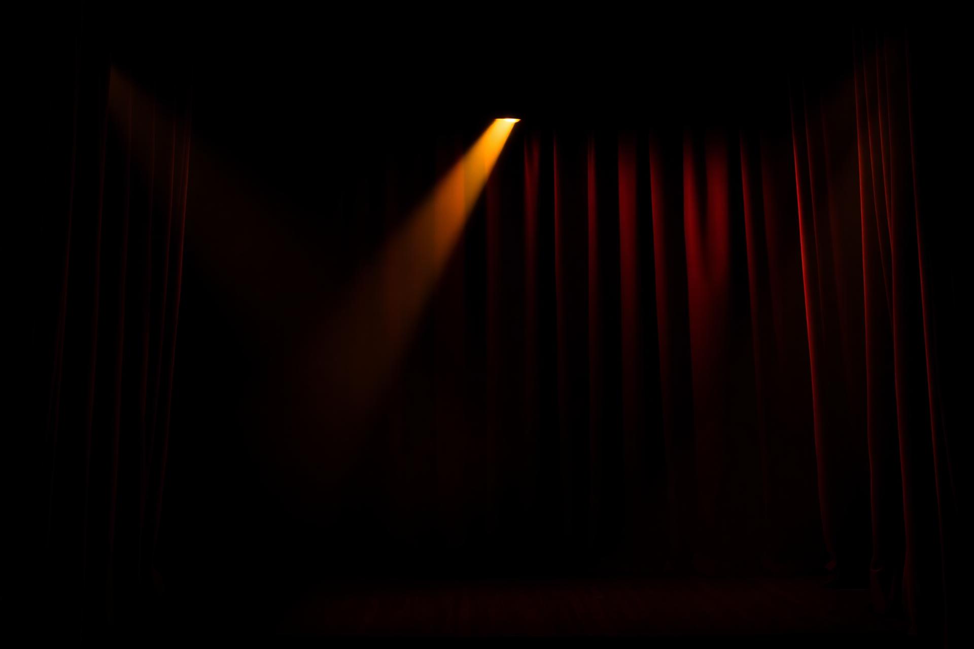 Scenă teatrală cu cortină de catifea roșie